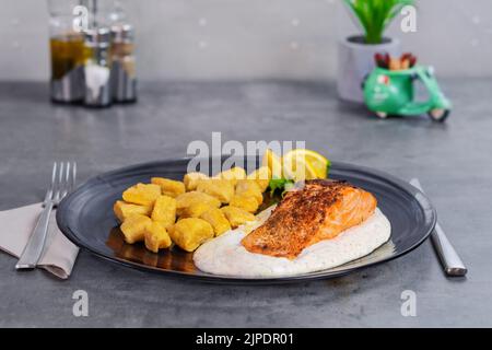 Délicieux gnocchi et saumon rôti au citron Banque D'Images