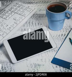 Messages importants présentés au téléphone sur le bureau avec crayons, livres, calculatrice et presse-papiers. Les informations importantes sont indiquées sur le téléphone portable de la table Banque D'Images