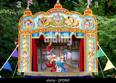 Punch et Judy marionnettes dans un kiosque traditionnel Banque D'Images