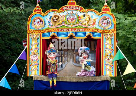 Punch et Judy marionnettes dans un kiosque traditionnel Banque D'Images