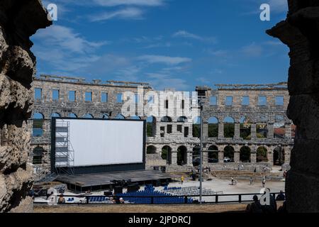 Pula, Croatie - 12 juillet 2022 : l'arène Pula est un amphithéâtre romain. Il a été construit entre 27 av. J.-C. et 68 après J.-C. et fait partie des six plus grandes arènes romaines encore en vie au monde Banque D'Images