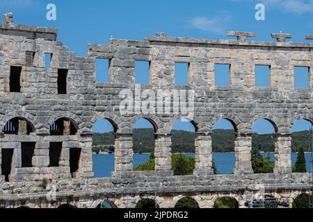 Pula, Croatie - 12 juillet 2022 : l'arène Pula est un amphithéâtre romain. Il a été construit entre 27 av. J.-C. et 68 après J.-C. et fait partie des six plus grandes arènes romaines encore en vie au monde Banque D'Images