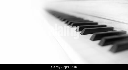 Touches de piano blanc vif sur un vieux instrument de musique avec ébène ton élevé et ivoire gros plan Banque D'Images