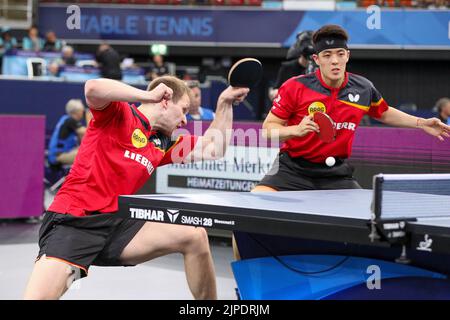 Munich, Allemagne. 17th août 2022. Tennis de table: Championnat d'Europe, hommes, doubles, Round de 16. Benedikt Duda (l) et Dang Qiu d'Allemagne jouent contre Pistej/Karakasevic. Credit: Christian Kolbert/dpa/Alay Live News Banque D'Images