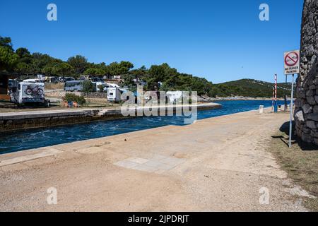 Photo du canal séparant les îles de Cres et Losinj. OSOR, île de Cres, mer Adriatique, Croatie Banque D'Images