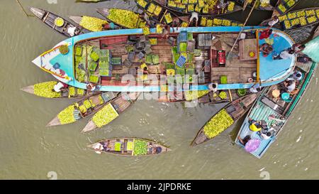 Barisal, Bangladesh. 17th août 2022. Un marché flottant de la goyave dans le sud du district de Barisal, connu sous le nom de ''la Venise du Bengale'', est maintenant en effervescence avec les acheteurs et les vendeurs à Swarupkathi, Barisal, Bangladesh, alors que la récolte de la goyave est à son apogée. Il y a des centaines de bateaux remplis de goyave et tous les métiers se produisent sur des bateaux. Comme Barisal est le plus grand producteur de variétés indigènes de goyave du pays, avec un volume de production annuel dépassant 15 000 tonnes métriques, les agriculteurs dépendent fortement de l'agriculture de goyave. (Image de crédit : © Joy Saha/ZUMA Press Wire) Banque D'Images