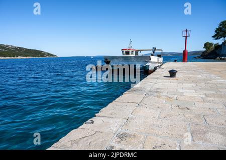 Photo du canal séparant les îles de Cres et Losinj. OSOR, île de Cres, mer Adriatique, Croatie Banque D'Images