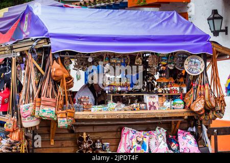 MEDELLIN, COLOMBIE - NOVEMBRE 2017 : magasin de souvenirs à la belle Pueblito Paisa une destination touristique montrant la culture traditionnelle de l'Antioquia Banque D'Images