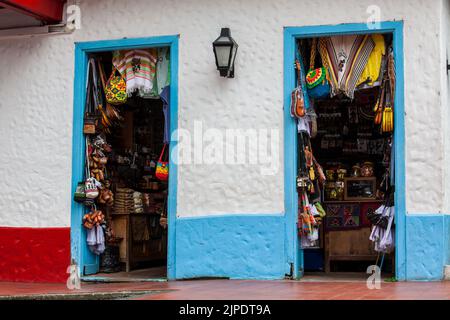 MEDELLIN, COLOMBIE - NOVEMBRE 2017 : magasin de souvenirs à la belle Pueblito Paisa une destination touristique montrant la culture traditionnelle de l'Antioquia Banque D'Images