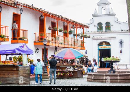 MEDELLIN, COLOMBIE - NOVEMBRE 2017 : place centrale et boutiques de souvenirs à la belle Pueblito Paisa une destination touristique montrant le traditionnel Banque D'Images