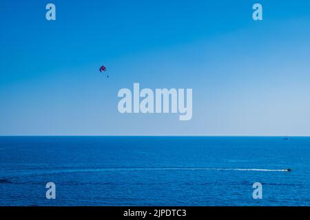 Parachute ascensionnel au-dessus de la mer en Turquie méditerranéenne, espace copie, activités de vacances. Banque D'Images