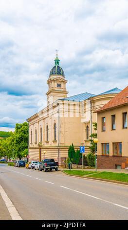 Dolni Kounice, République Tchèque - 6,7.2020: Vue sur la place principale de la ville de Dolni Kounice avec l'église de Pierre et Paul. Région de Moravie du Sud près de Brno Banque D'Images