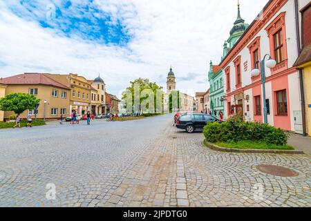 Dolni Kounice, République Tchèque - 6,7.2020: Vue sur la place principale de la ville de Dolni Kounice avec l'église de Pierre et Paul. Région de Moravie du Sud près de Brno Banque D'Images