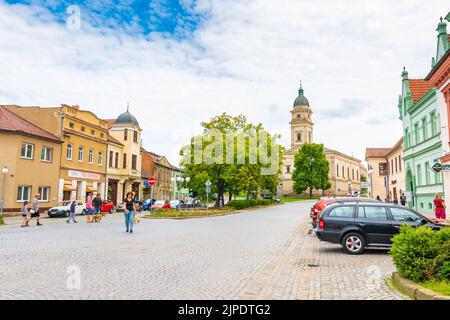 Dolni Kounice, République Tchèque - 6,7.2020: Vue sur la place principale de la ville de Dolni Kounice avec l'église de Pierre et Paul. Région de Moravie du Sud près de Brno Banque D'Images