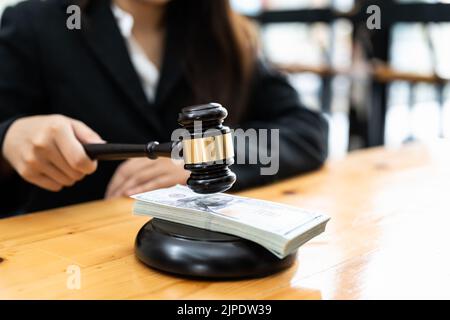 Juges ou Auctioneer Gavel sur le fond d'argent en dollars, concept de corruption, de faillite, d'enchères, d'amendes Banque D'Images