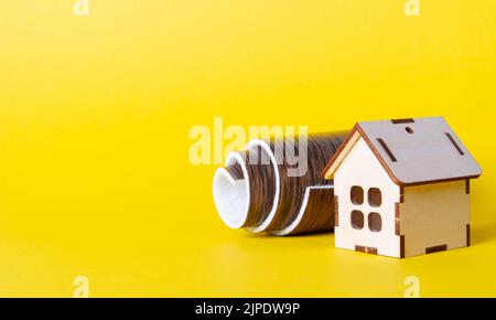 Revêtements de sol dans une maison en bois. Linoléum et une petite maison. Laminé ou linoléum pour le sol dans la maison. Choix de revêtements de sol. Banque D'Images