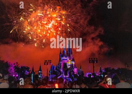 Feux d'artifice la nuit. Le château de Cendrillon est éclairé par les lumières. Banque D'Images