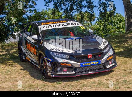 2022 Team Dynamics Honda Civic Type RS Halfords sponsorisé, portant le logo CATACLEAN, pilotes J & D Pierce au Southport Flower Show, Royaume-Uni Banque D'Images