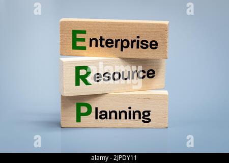 Planification des ressources de l'entreprise ERP, écrite sur des blocs de bois, Méthode de gestion efficace de l'ensemble des ressources de l'entreprise Banque D'Images