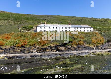 Rangée de cottages pittoresques en terrasse dans le village de pêcheurs de Boscastle dans les Cornouailles Banque D'Images