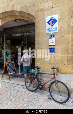 (C) Denis TRASFI / MAXPPP - à Sarlat-la-Canéda le 16-08-2022 - l'Office de Tourisme Banque D'Images