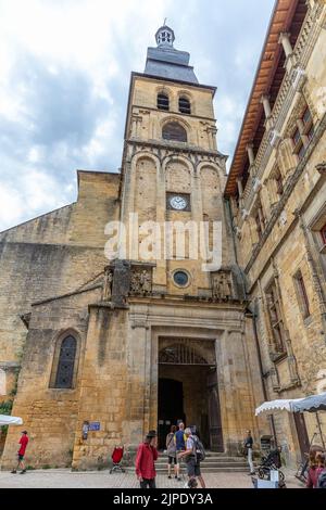 (C) Denis TRASFI / MAXPPP - à Sarlat-la-Canéda le 16-08-2022 - Cathédrale Saint-Sacerdos Banque D'Images