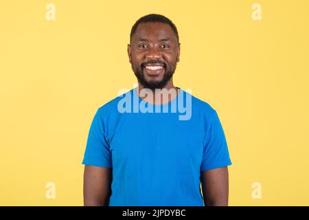 Portrait d'un homme afro-américain en terre cuite sur fond jaune Banque D'Images