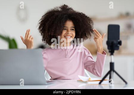 Célèbre blogueur pour enfants african american School girl streaming de la maison Banque D'Images