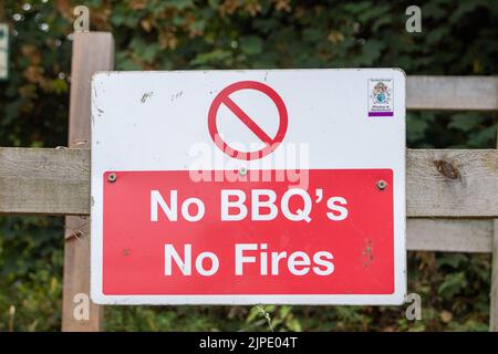 Windsor, Berkshire, Royaume-Uni. 17th août 2022. Un rappel dans un parc de Windsor de ne pas allumer de barbecues ou d'incendies. Un certain nombre de feux de terrain à travers le Royaume-Uni depuis la vague de chaleur sont signalés comme étant le résultat de l'utilisation de BBQ jetables.Une pétition pour interdire la vente et l'utilisation de BBQ jetables a atteint plus de 25 000 signatures. Crédit : Maureen McLean/Alay Live News Banque D'Images