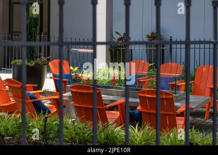 Des places assises en plein air colorées et accueillantes dans une cour du centre-ville. Banque D'Images