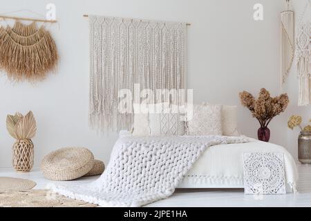 Chambre simple blanche avec lit confortable et draps blancs Banque D'Images