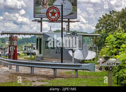 Knoxville, Tennessee, USA - Auguts 6, 2022: Cette station de remplissage d'avion construite en 1930 et en 2016 a été transformée en un barbershop qui est une fois plus Banque D'Images