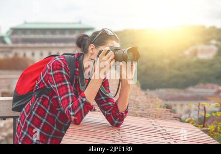 Une femme photographe fait une photo en voyage. Banque D'Images