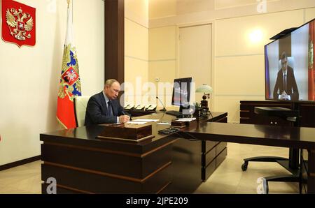 Novo-Ogaryovo, Russie. 17th août 2022. Le Président russe Vladimir Poutine accueille une réunion virtuelle avec le Gouverneur par intérim de la région de Vladimir Alexandre Avdeyev, de la résidence officielle de Novo-Ogaryovo, 17 août 2022, près de Moscou, en Russie. Credit: Mikhail Klimentyev/Kremlin Pool/Alamy Live News Banque D'Images