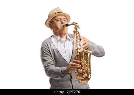 Musicien masculin senior jouant un saxophone isolé sur fond blanc Banque D'Images