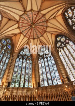 York Minster Chapter House, avec un plafond magnifique et des vitraux Banque D'Images