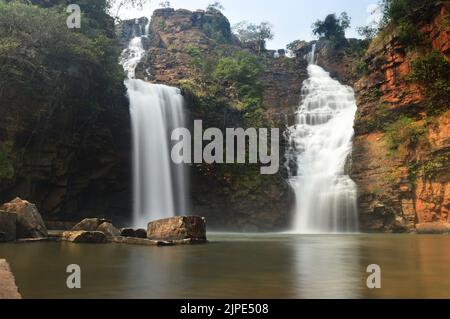 La vue magnifique sur les cascades de Tirathgarh dans le parc national de la vallée de Kanger. Bastar, Chhattisgarh, Inde. Banque D'Images