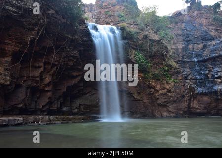 La belle vue de la cascade de Tirathgarh dans le parc national de la vallée de Kanger. Bastar, Chhattisgarh, Inde. Banque D'Images