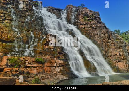 La vue magnifique sur les cascades de Tirathgarh dans le parc national de la vallée de Kanger. Bastar, Chhattisgarh, Inde. Banque D'Images