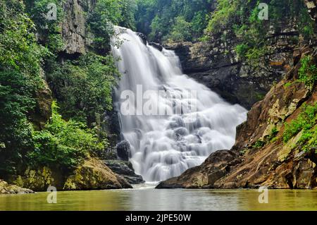 La vue magnifique sur les cascades de Tirathgarh dans le parc national de la vallée de Kanger. Bastar, Chhattisgarh, Inde. Banque D'Images