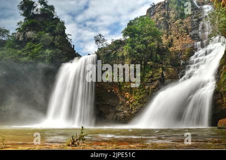 La vue magnifique sur les cascades de Tirathgarh dans le parc national de la vallée de Kanger. Bastar, Chhattisgarh, Inde. Banque D'Images