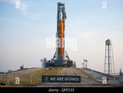 Floride, États-Unis. 16th août 2022. Artemis : la NASA prépare une fusée de lune géante pour le vol de jeune fille. La fusée SLS (Space Launch System) de la NASA à bord de l'engin spatial Orion est vue au sommet d'un lanceur mobile au Launch Pad 39B, le 17 AOÛT 2022, après avoir été déployée sur le lanceur au Kennedy Space Center de la NASA en Floride. La mission Artemis I de la NASA est le premier test intégré des systèmes d’exploration spatiale profonde de l’agence : l’engin spatial Orion, la fusée SLS et les systèmes terrestres auxiliaires. 17 août 2022 crédit: NASA/Joel Kowsky / Alamy Live News via Digitaleye crédit: J Marshall - Tribaleye Images/Alamy Li Banque D'Images