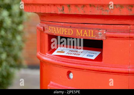 Newcastle-under-Lyme, Staffordshire-royaume-uni août, 14, 2022 queen elizabeth duel boîte postale dans la pillarbox rouge un côté pour le courrier estampillé l'othe Banque D'Images