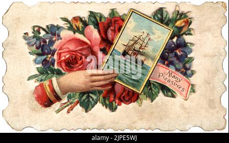 ' Many Pleasures ' - carte de vœux victorienne vintage décorative de la fin du 19th siècle ou du début du 20th siècle avec bord matelé et illustration couleur de la main tenant une photo de grand navire avec des fleurs en arrière-plan - roses et violettes - vers 1880s - 1900s Banque D'Images