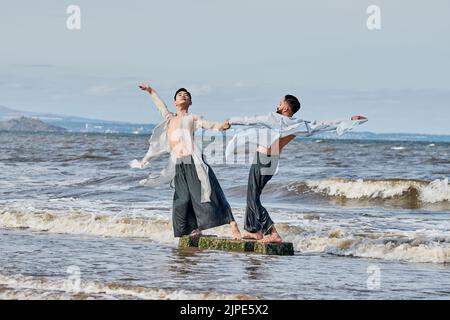 Edinburgh, Écosse, Royaume-Uni, 17 août 2022. Les artistes de Samsara dansant sur Portobello Beach pour les photographes avant leur représentation du Festival International d'Édimbourg au Lyceum Theatre. Credit sst/alamy Live News Banque D'Images