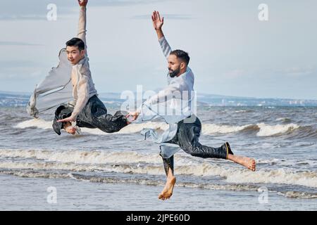 Edinburgh, Écosse, Royaume-Uni, 17 août 2022. Les artistes de Samsara dansant sur Portobello Beach pour les photographes avant leur représentation du Festival International d'Édimbourg au Lyceum Theatre. Credit sst/alamy Live News Banque D'Images