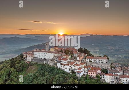 Vue panoramique sur la ville croate historique de Motovun en Istrie le matin au lever du soleil Banque D'Images