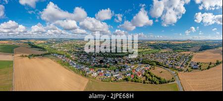 Panorama de drone sur la colonie allemande Warburg en Rhénanie-du-Nord-Westphalie pendant la journée Banque D'Images