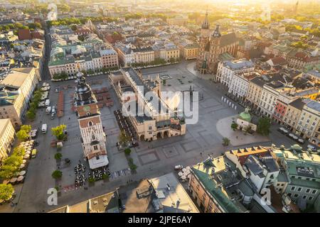 Vue aérienne de la place principale du marché de Cracovie au lever du soleil, en Pologne Banque D'Images