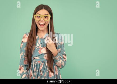 Amusez-vous. Drôles filles tiennent des verres prop. Joyeux sourire d'enfant en s'amusant. Déguiser la fête. Créez de la joie Banque D'Images